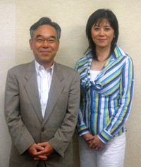 武内陶子アナウンサー（右）と三宅民夫アナウンサー＝2006年