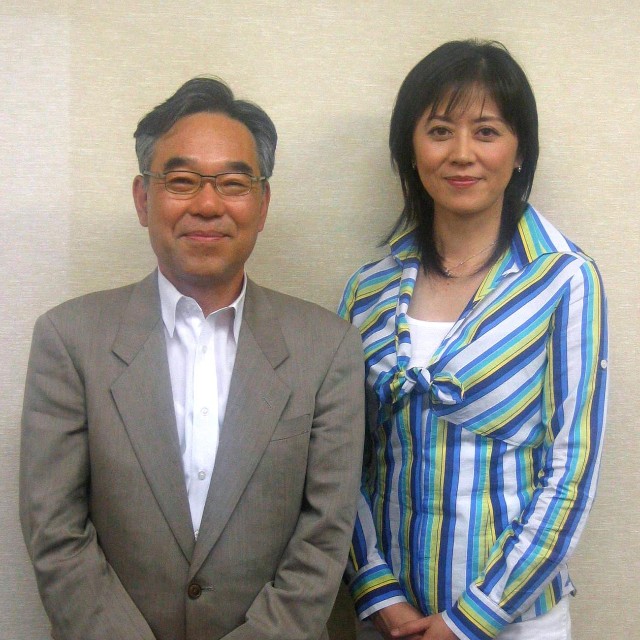 武内陶子アナウンサー（右）と三宅民夫アナウンサー＝2006年