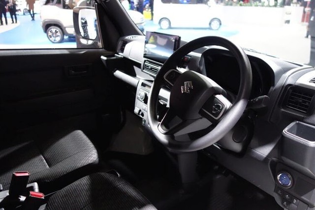 スズキのコンセプトカー「e エブリイ」の運転席