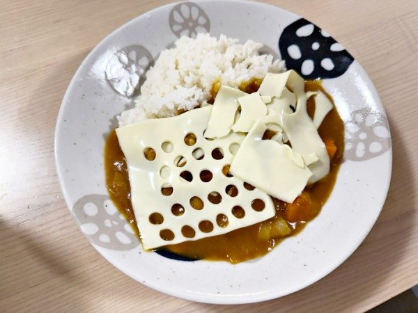 型抜きチーズがのせられたパパのハロウィンご飯（画像提供：密かなトイガン生活さん）