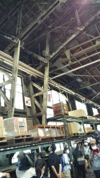 戦火の影響で柱や天井は鉄ではなく木造