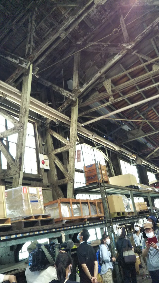 戦火の影響で柱や天井は鉄ではなく木造
