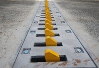 異音と衝撃でドライバーに逆走を警告する新装置