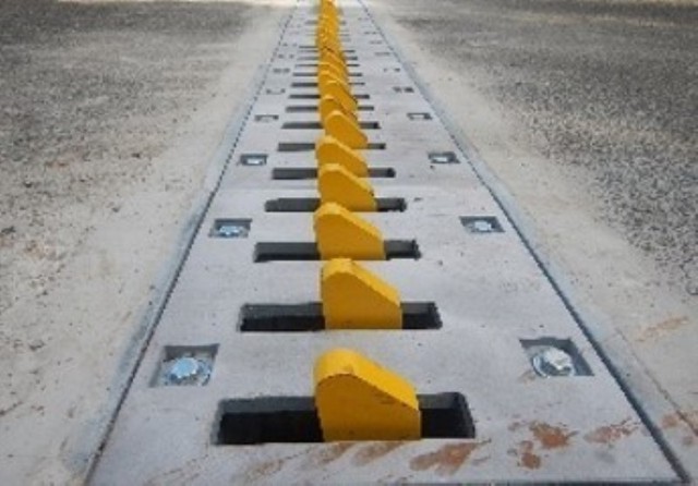 異音と衝撃でドライバーに逆走を警告する新装置