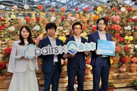 5月24日に行われたPairs運営会社と三重県桑名市との連携協定に関する取材イベント。運営会社エウレカの山本竜馬CEO(左から2番目)と伊藤徳宇市長(同3番目)=提供