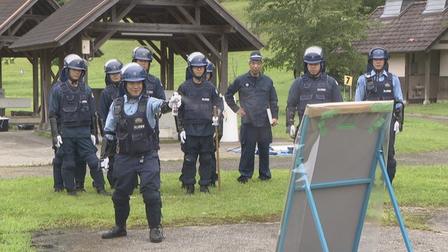 クマとの遭遇に備え、岡山県警が真庭市で訓練