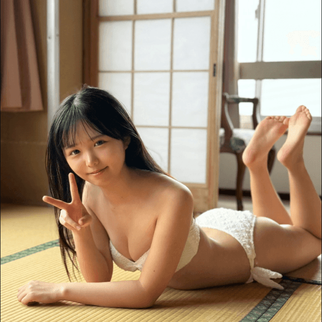 「FLASH」（26年8月18日発売号）に登場した鈴もものオフショット　本人のX（@love___oxo）より