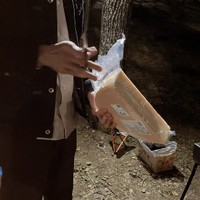 職場の皆と焚き火＆ＢＢＱ…突如、先輩が巨大チーズを取り出した～！！（画像提供：ジューシーフルーツ井上さん）