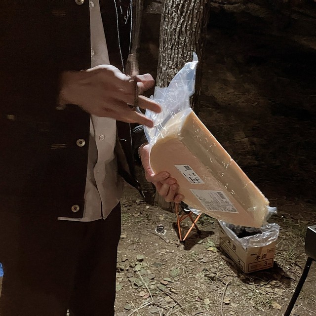 職場の皆と焚き火＆ＢＢＱ…突如、先輩が巨大チーズを取り出した～！！（画像提供：ジューシーフルーツ井上さん）