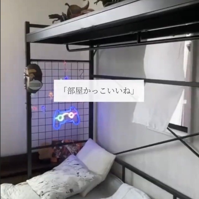  ベッドまわりは収納も兼ねたレイアウトに／ちょびろぐさん（@chobiloghome）提供