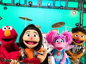 副大統領にも「セサミ」にも　アジアン・アメリカンが「永遠の外国人」でなくなる日