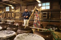 しっかりと混ぜることが大切な二次発酵の作業。身長より大きい櫂棒を使って混ぜるのは難しい