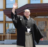 ファンに手を振る横綱・大の里＝茨城県阿見町の二所ノ関部屋