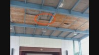 断熱材が天井から落下した彦崎小学校の体育館