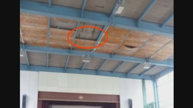 断熱材が天井から落下した彦崎小学校の体育館