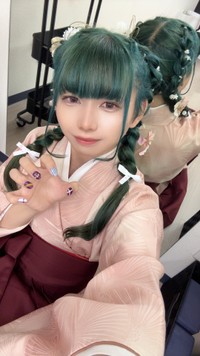 ツタと赤レンガ造りの校舎に合わせて、赤と緑をテーマカラーに／窓賀茜さん（@MadogaAkane）提供