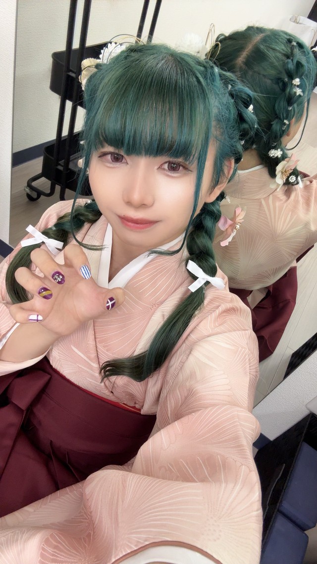ツタと赤レンガ造りの校舎に合わせて、赤と緑をテーマカラーに／窓賀茜さん（@MadogaAkane）提供