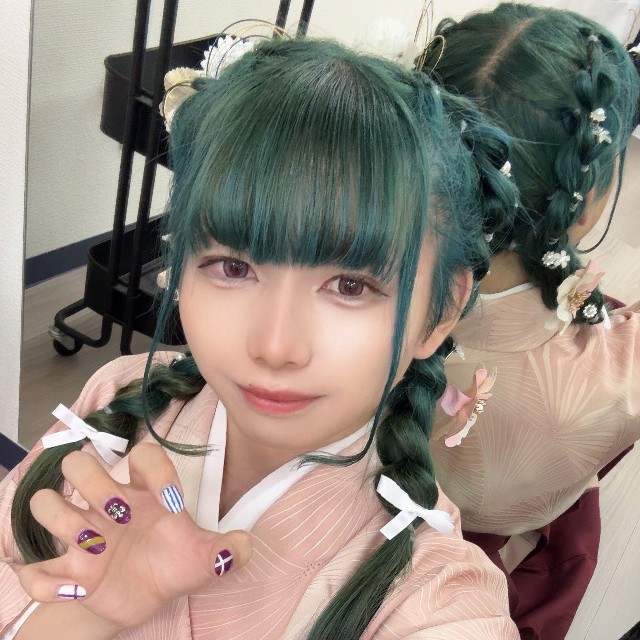ツタと赤レンガ造りの校舎に合わせて、赤と緑をテーマカラーに／窓賀茜さん（@MadogaAkane）提供
