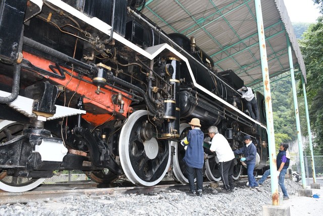 Ｄ５１の車体清掃に取り組む保存会メンバー