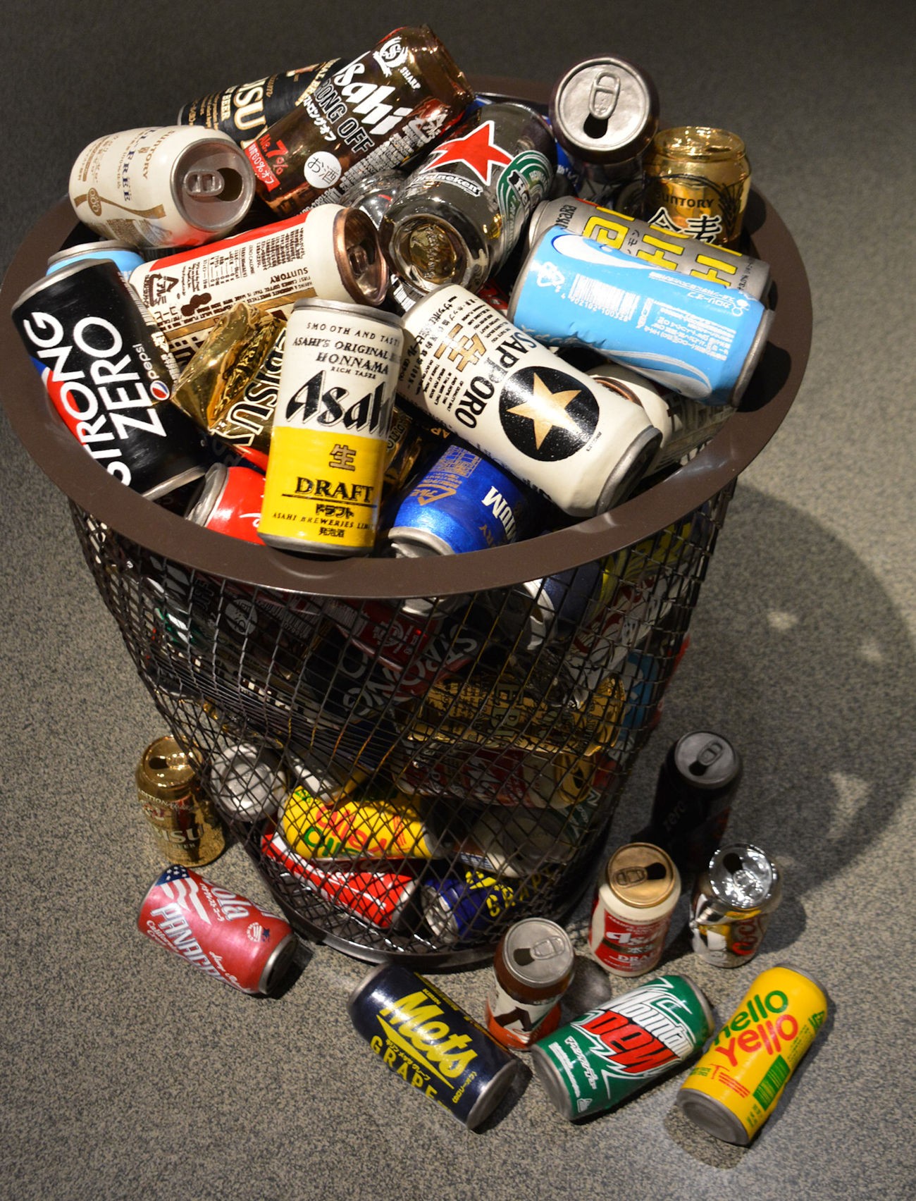 ごみ箱に捨てられた大量の空き缶や、束ねた新聞が美術館の作品