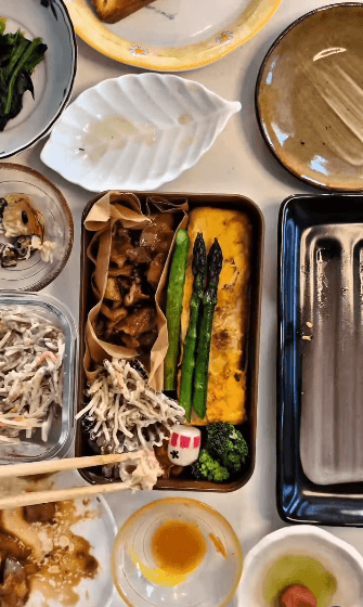 1階部分は彩り豊かなゴージャス弁当！／きなこさん（@kinako_obento_）提供