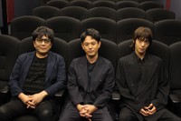 映画「宝島」の大友啓史監督、妻夫木聡さん、窪田正孝さん（左から）＝大阪市内