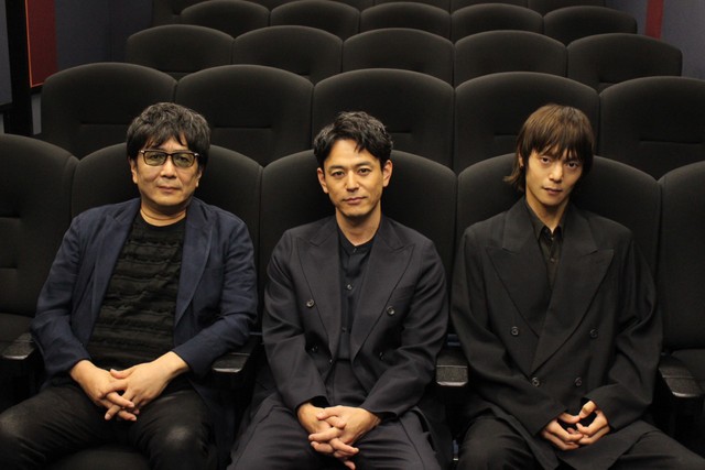 映画「宝島」の大友啓史監督、妻夫木聡さん、窪田正孝さん（左から）＝大阪市内