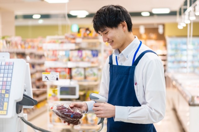 従来、接客業の服装規定は厳しい印象がありました（イメージ画像）