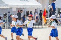 運動会でリレーの退場シーン。たまたまカメラ目線が撮れました／ミコフォトさん（@mi.ko.photo）提供
