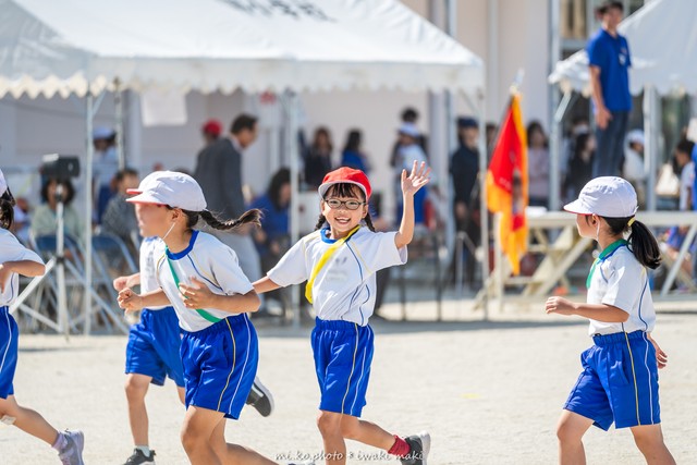 運動会でリレーの退場シーン。たまたまカメラ目線が撮れました／ミコフォトさん（@mi.ko.photo）提供