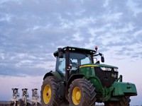 牧場で活躍しているトラクター（画像提供：もみのきさん）
