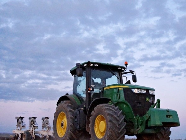 牧場で活躍しているトラクター（画像提供：もみのきさん）