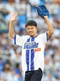 始球式に登場した中谷潤人＝横浜スタジアム