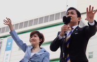 神戸市内で演説した多田ひとみ氏（左）と国民民主党の玉木雄一郎代表