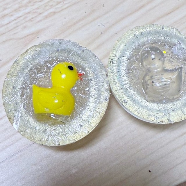 見事に真っ二つになったスーパーボール。普段から創作活動でカッターを使用している投稿主さんはとても器用です（画像提供：こびとやさん）