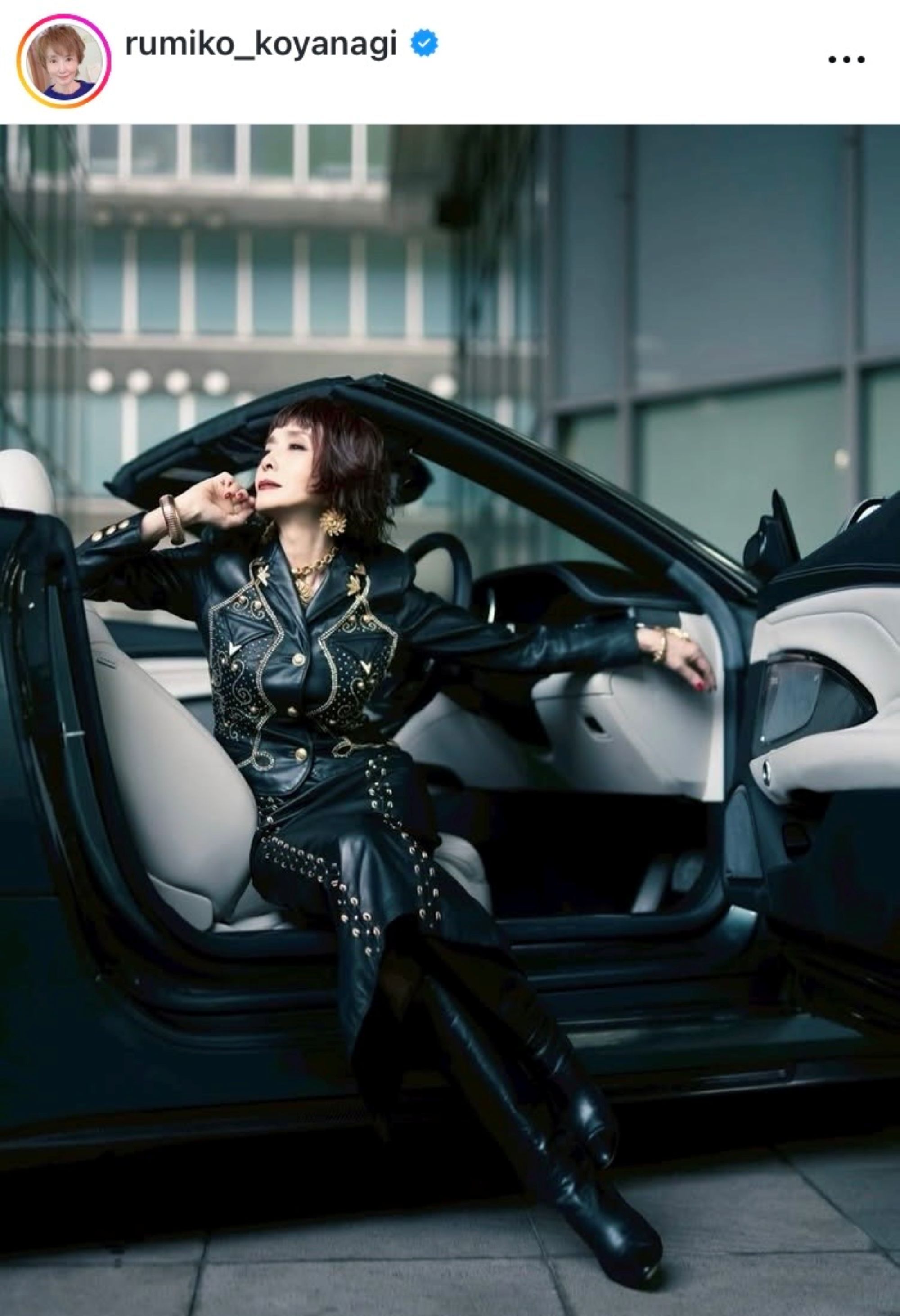 メッシも大好きな」高級外車と♡ 小柳ルミ子「全て私服」の黒レザーが