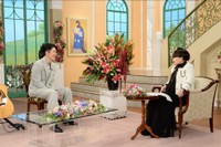 「徹子の部屋」   (右から)黒柳徹子、MIYAVI＝テレビ朝日提供