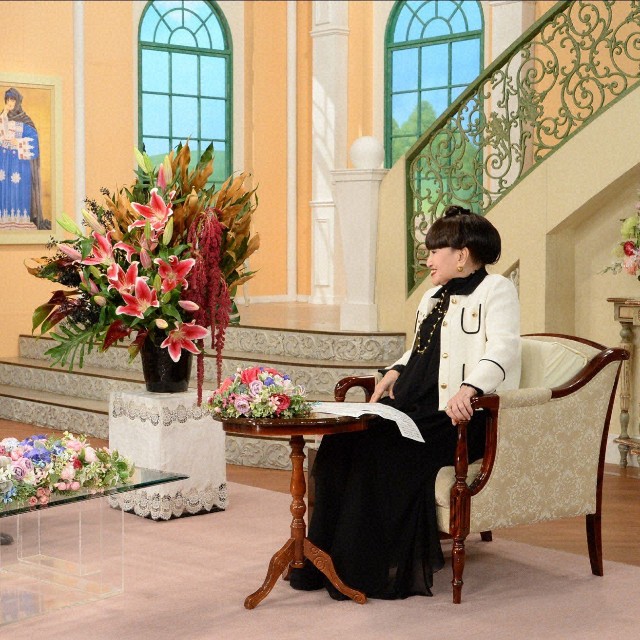 「徹子の部屋」   (右から)黒柳徹子、MIYAVI＝テレビ朝日提供