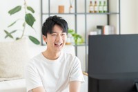 テレビを見る学生※画像はイメージです（pain au chocolat/stock.adobe.com）