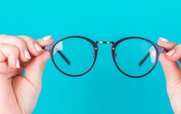 今使っている「メガネ」、何年前のもの？※画像はイメージです（olllinka2/stock.adobe.com）
