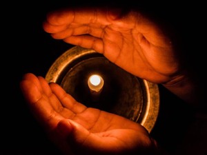 家族や恋人との幸せな時間を思いながら、大切な人の「死」を考える