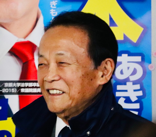 大阪市内で街頭演説する自民党の麻生太郎副総裁