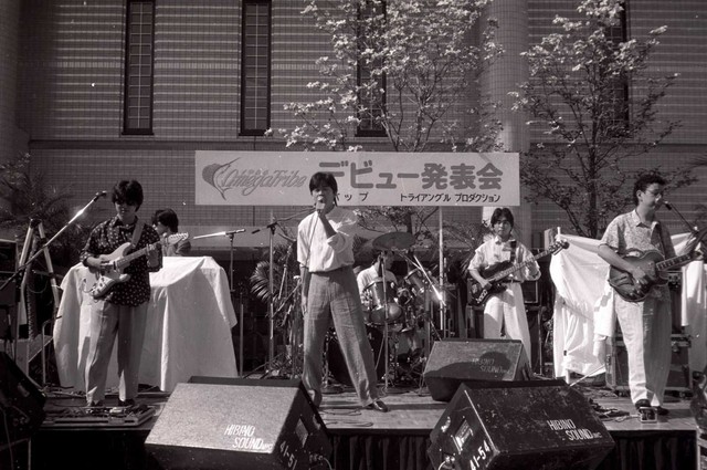 デビューライブをする1986オメガドライブ＝1986年