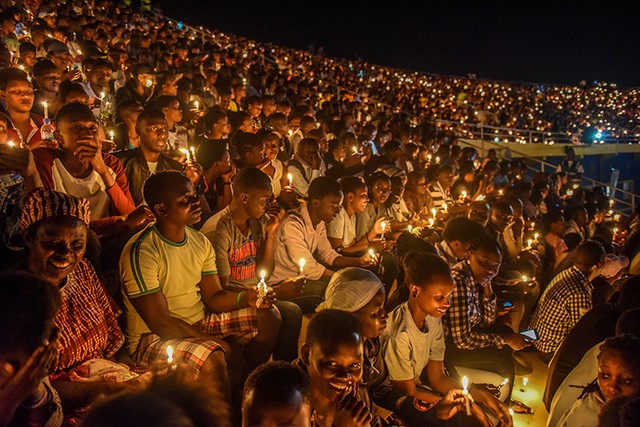 ルワンダの首都キガリの国立競技場で開かれた追悼式典でろうそくに火をともし、虐殺の悲劇を記憶することを誓う参加者