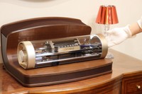 同型の自動演奏オルゴール（京都市中京区・ニデックオルゴールショールーム）
