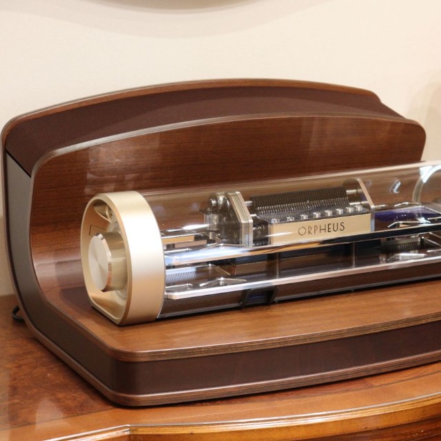 同型の自動演奏オルゴール（京都市中京区・ニデックオルゴールショールーム）
