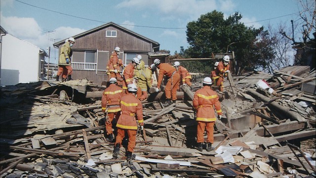 火の手が上がる住宅街、倒壊した建物からの救出…消防隊員が撮影した阪神・淡路大震災の写真を展示　岡山市役所