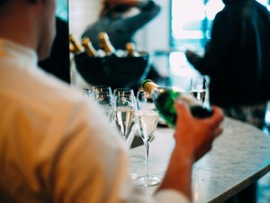 緊張で手が震えるスタッフデビューの日、「上出来」と声をかけられた