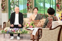 30日放送の「徹子の部屋」に出演する村井國夫（左端）と音無美紀子。右端は司会の黒柳徹子＝テレビ朝日提供