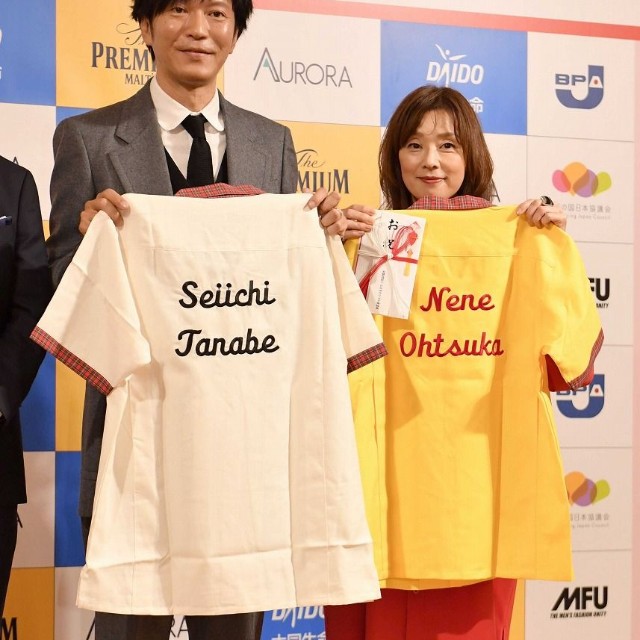 「いい夫婦パートナー・オブ・ザ・イヤー2023」受賞した田辺誠一（左）、大塚寧々夫妻